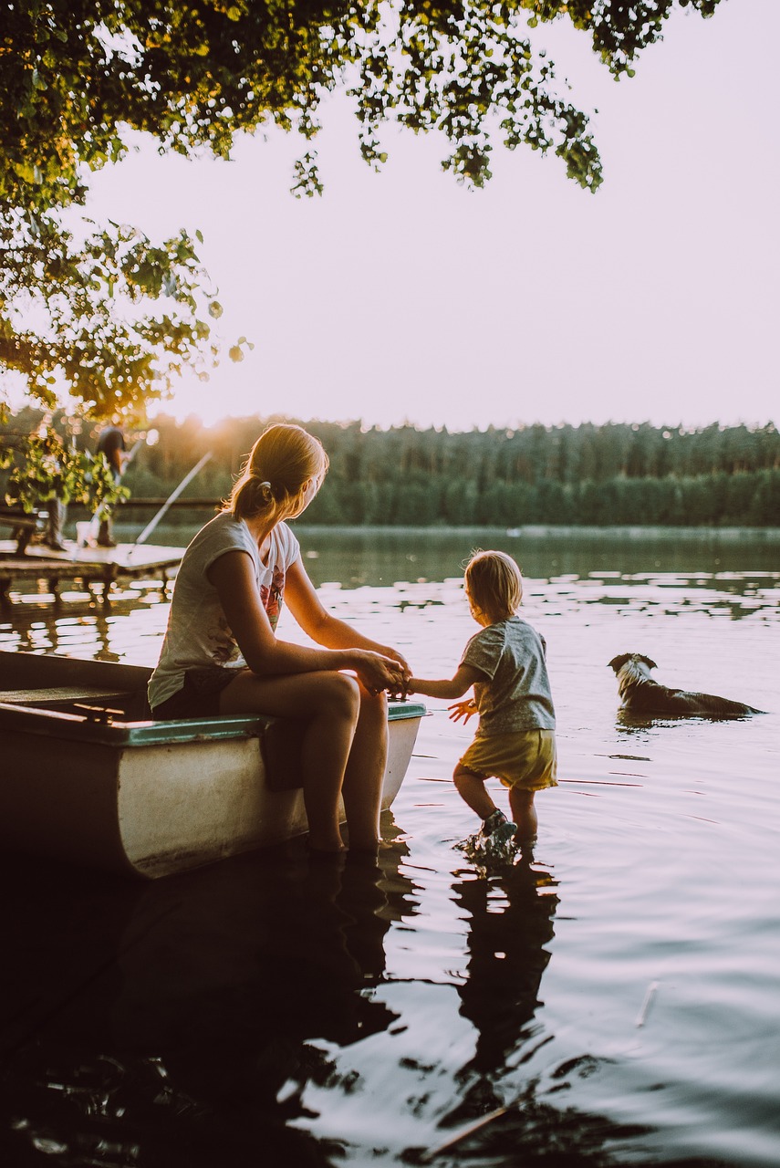 maman au coeur de la nature avec ses enfants et animaux